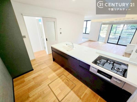 �L�b�`�� ��l�C�̑Ζʎ��V�X�e���L�b�`�����̗p���Ă��܂��I���Ƒ��̃R�~���j�P�[�V���������R�Ƒ�����݌v�ł��B
���q�l�ɂ��ڂ��͂��̂Ŋ������ł��ˁI�L�X�g���ĉ��K�ō�Ƃ��i�݂܂��B