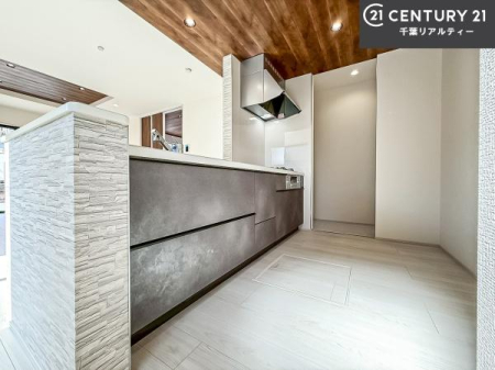 �L�b�`�� ��l�C�̑Ζʎ��V�X�e���L�b�`�����̗p���Ă��܂��I���Ƒ��̃R�~���j�P�[�V���������R�Ƒ�����݌v�ł��B
���q�l�ɂ��ڂ��͂��̂Ŋ������ł��ˁI�L�X�g���ĉ��K�ō�Ƃ��i�݂܂��B