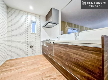 �L�b�`�� ��l�C�̑Ζʎ��V�X�e���L�b�`�����̗p���Ă��܂��I���Ƒ��̃R�~���j�P�[�V���������R�Ƒ�����݌v�ł��B
���q�l�ɂ��ڂ��͂��̂Ŋ������ł��ˁB�L�X�g���ĉ��K�ɍ�Ƃ��i�݂܂��B