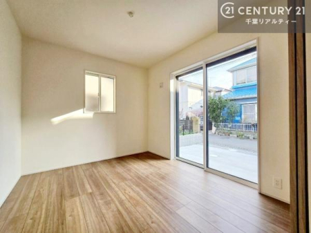 �m�� ���r���O�ɗאڂ����m���́A�J�������LDK�ƂȂ���J���I�ȋ�ԂɁB
���q�l�̗V�я�⃏�[�N�X�y�[�X�A�q�ԂȂǑ��ړI�Ɋ��p�ł���֗��Ȃ������ł��B