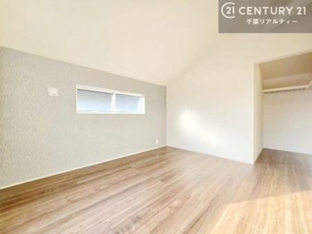 �m�� �ǂ̈�ʂɎ{���ꂽ�A�N�Z���g�N���X���A�V���v���Ȏ����ɏ㎿�ȍʂ�ƌ����v���X�B�������̕��͋C�������ƈ������߁A�X�^�C���b�V���Ő������ꂽ��Ԃ����o���܂��B