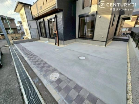 ���ԏ� ���ԃX�y�[�X�͍ő�3�䕪�\(�Ԏ�ɂ��)�I�Z�J���h�J�[�͂������A�o�C�N�⎩�]�ԂȂǂ��u���ꏊ�ɍ���܂���B