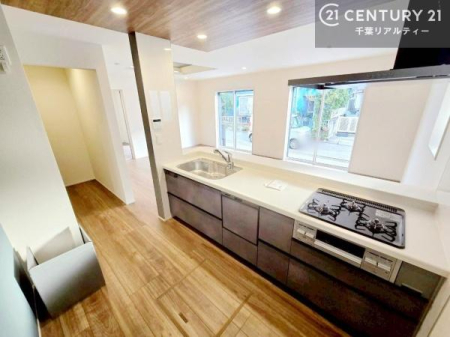 �L�b�`�� ��l�C�̑Ζʎ��V�X�e���L�b�`�����̗p���Ă��܂��I���Ƒ��̃R�~���j�P�[�V���������R�Ƒ�����݌v�ł��B
���q�l�ɂ��ڂ��͂��̂Ŋ������ł��ˁI�L�X�g���ĉ��K�ō�Ƃ��i�݂܂��B