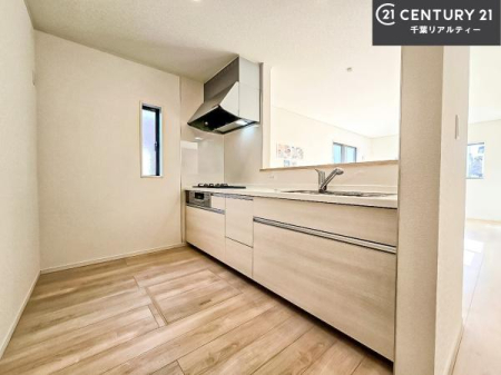 �L�b�`�� ��l�C�̑Ζʎ��V�X�e���L�b�`�����̗p���Ă��܂��I���Ƒ��̃R�~���j�P�[�V���������R�Ƒ�����݌v�ł��B
���q�l�ɂ��ڂ��͂��̂Ŋ������ł��ˁB�L�X�g���ĉ��K�ɍ�Ƃ��i�݂܂��B