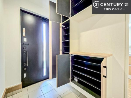 ���� �V���[�Y�{�b�N�X�t���B���ւ��Еt�����|�������₷���ł��I
�X�b�L���������ւŌ˂��J�����u�ԁA�������̂���S�n������Ԃ��o�}���Ă���܂��B