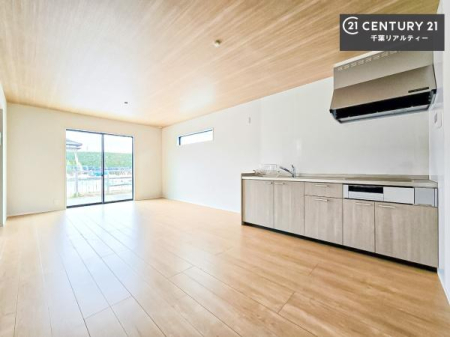 ���r���O �D�����z���܂肪���r���O����ł���ċ��S�n�̗ǂ���Ԃ����o���Ă���܂��I
���났�̎��Ԃ��߂����܂��I