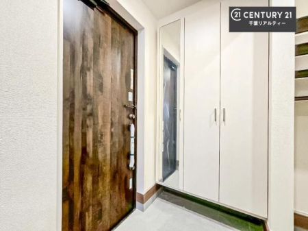 ���� �V���[�Y�{�b�N�X�t���Ȃ̂ŁA���ւ��Еt�����|�������₷���ł��I
�X�b�L���������ւŌ˂��J�����u�ԁA�������̂���S�n������Ԃ��o�}���Ă���܂��B