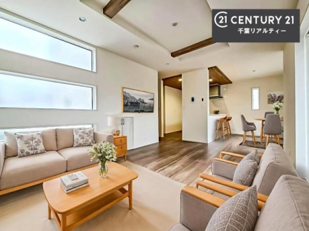 ���r���O �Ƌ��CG�p�[�X�ł��B��؂ȉƑ����W�܂邩�炱��LDK�ɂ͂�����肽���B
�q�����������C�ɏ΂��Ȃ��瑖�����Ă���p�����������u�L���Ƃɂ��ėǂ������v�Ǝv���u�Ԃł��B