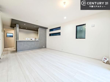 ���r���O �傫�ȑ����炽���Ղ�̗z���������閾�邢���r���O�B�J�����̂��郊�r���O�ŉƑ��c���̂��났�̎��Ԃ��߂����܂��B