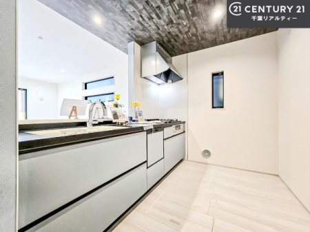 �L�b�`�� ��Ƃ肠�钲���X�y�[�X�ō�Ƃ����₷�����K�ȃL�b�`���ł��I
���q�l�ƈꏏ�ɂ��َq������y���߂�L�X�X�y�[�X�ł��B�y�����������ԂɂȂ肻���ł��ˁI