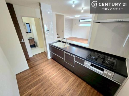 �L�b�`�� ��l�C�̑Ζʎ��V�X�e���L�b�`�����̗p���Ă��܂��I���Ƒ��̃R�~���j�P�[�V���������R�Ƒ�����݌v�ł��B
���q�l�ɂ��ڂ��͂��̂Ŋ������ł��ˁI�L�X�g���ĉ��K�ō�Ƃ��i�݂܂��B