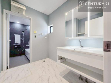 ���ʑ�E���ʏ� �܂�Ńz�e���̃p�E�_�[���[���̂悤�Ȑ��ʃX�y�[�X�B
�L���J�E���^�[�̓��C�N��w�A�Z�b�g�ɂ��g���₷���A���̏������X���[�Y�ł��B