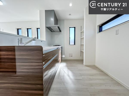 �L�b�`�� ��Ƃ肠�钲���X�y�[�X�ō�Ƃ����₷�����K�ȃL�b�`���ł��I
���q�l�ƈꏏ�ɂ��َq������y���߂�L�X�X�y�[�X�ł��B���[���L�x�Ȃ̂ł�������Ƃ�����ԂŒ������ł������ł��ˁB