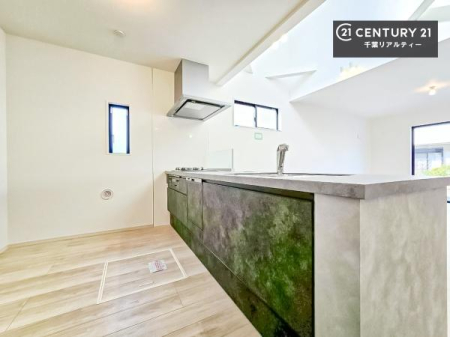 �L�b�`�� ��Ƃ肠�钲���X�y�[�X�ō�Ƃ����₷�����K�ȃL�b�`���ł��I
���q�l�ƈꏏ�ɂ��َq������y���߂�L�X�X�y�[�X�ł��B�y�����������ԂɂȂ肻���ł��ˁI