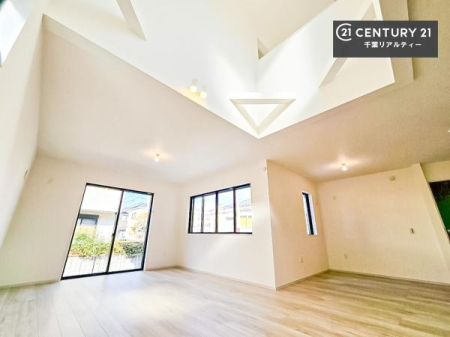 ���r���O ���������̂��郊�r���O�́A�J�������ӂ�閾�邢��ԁB�㉺�ɍL�����Ƃ肪�A���Ƒ��̒c�������S�n�悢���̂ɂ��Ă���܂��B