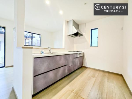 �L�b�`�� ��Ƃ肠�钲���X�y�[�X�ō�Ƃ����₷�����K�ȃL�b�`���ł��I
���q�l�ƈꏏ�ɂ��َq������y���߂�L�X�X�y�[�X�ł��B�y�����������ԂɂȂ肻���ł��ˁI