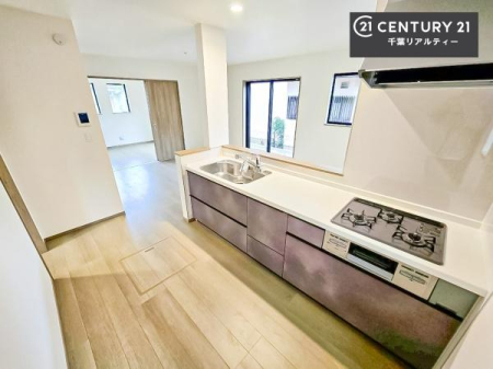 �L�b�`�� ��l�C�̑Ζʎ��V�X�e���L�b�`�����̗p���Ă��܂��I���Ƒ��̃R�~���j�P�[�V���������R�Ƒ�����݌v�ł��B
���q�l�ɂ��ڂ��͂��̂Ŋ������ł��ˁI�L�X�g���ĉ��K�ō�Ƃ��i�݂܂��B