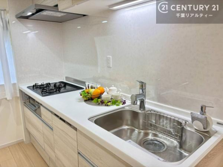 �L�b�`�� �V�i�̕Ǖt���L�b�`���́A���ꂪ��тɂ������������ȒP�B��������Ƃ����z�u�ŋ�Ԃ��L���g���A�����̉Ǝ������K�ɐi�݂܂��B