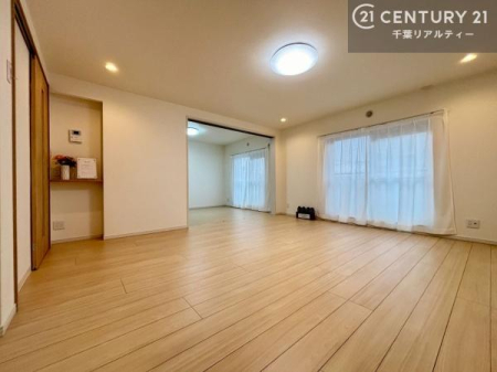 ���r���O �傫�ȑ����炽���Ղ�̗z���������閾�邢���r���O�B�J�����̂��郊�r���O�ŉƑ��c���̂��났�̎��Ԃ��߂����܂��B