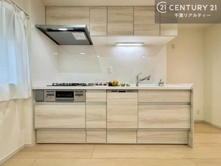 �L�b�`�� �V�i�����ς݂̕Ǖt���L�b�`���́A�������Ɨ��֐��𗼗��B��������Ƃ����z�u�ŁA���Z�X�y�[�X�����L�X�Ǝg����̂��������|�C���g�ł��B