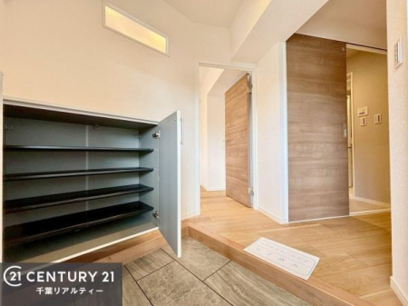 ���� ���ւ̃V���[�Y�{�b�N�X�́A���[�͗ǍD�ŌC���������萮���ł��邾���łȂ��A�㕔������I�Ƃ��Ċ��p�\�B���C�ɓ���̏�����O���[����u���΁A���q���}���邨�����ȋ�ԂɎd�オ��܂��I