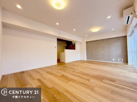 ���r���O �A�N�Z���g�N���X���̗p�������r���O�́A��Ԃɂ��肰�Ȃ����Ə㎿�������o�B�������S�̂̕��͋C���������߁A�������ŗ�����������Ԃ��L����܂��B