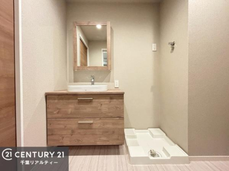 ���ʑ�E���ʏ� �܂�Ńz�e���̃p�E�_�[���[���̂悤�Ȑ��ʃX�y�[�X�B
�L���J�E���^�[�̓��C�N��w�A�Z�b�g�ɂ��g���₷���A���̏������X���[�Y�ł��B