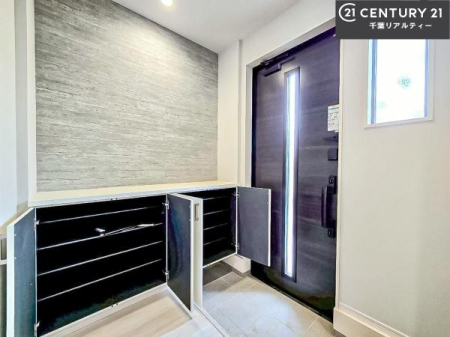 ���� �V���[�Y�{�b�N�X�t���Ȃ̂ŁA���ւ��Еt�����|�������₷���ł��I
�X�b�L���������ւŌ˂��J�����u�ԁA�������̂���S�n������Ԃ��o�}���Ă���܂��B
