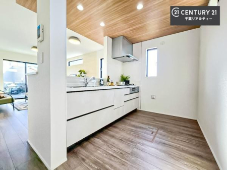 �L�b�`�� ��l�C�̑Ζʎ��V�X�e���L�b�`�����̗p���Ă��܂��I���Ƒ��̃R�~���j�P�[�V���������R�Ƒ�����݌v�ł��B
���q�l�ɂ��ڂ��͂��̂Ŋ������ł��ˁB�L�X�g���ĉ��K�ɍ�Ƃ��i�݂܂��B