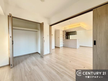 �m�� ���r���O�ɗאڂ����m���́A�J�������LDK�ƂȂ���J���I�ȋ�ԂɁB
���q�l�̗V�я�⃏�[�N�X�y�[�X�A�q�ԂȂǑ��ړI�Ɋ��p�ł���֗��Ȃ������ł��B