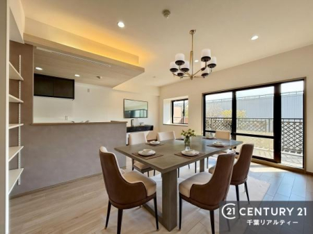 ���r���O �J�����̂���L�XLDK�I�\�t�@�[��_�C�j���O�e�[�u����u���Ă������ɂȂ�Ȃ��̂ŉ��K�ɉ߂����܂��I�R�~���j�P�[�V���������₷�����r���O�ł��I