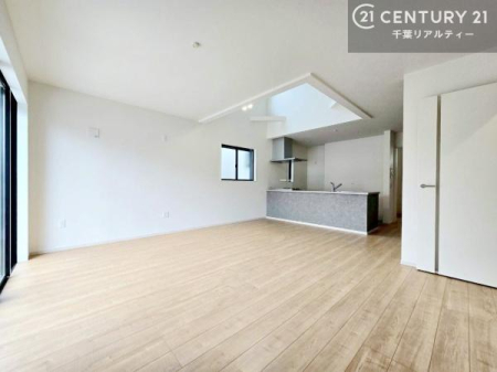 ���r���O �L�X�Ƃ�������LDK�ɁA�J�������ӂ�鐁���������̗p�B�c�ɂ����ɂ��L����݌v�ŁA���邭�̂т₩�ȏZ��Ԃ��������Ă��܂��B