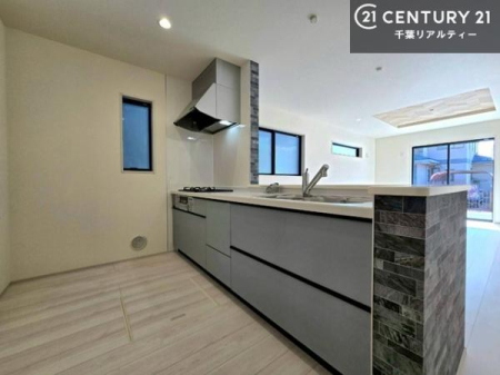 �L�b�`�� ��l�C�̑Ζʎ��V�X�e���L�b�`�����̗p���Ă��܂��I���Ƒ��̃R�~���j�P�[�V���������R�Ƒ�����݌v�ł��B
���q�l�ɂ��ڂ��͂��̂Ŋ������ł��ˁI�L�X�g���ĉ��K�ō�Ƃ��i�݂܂��B