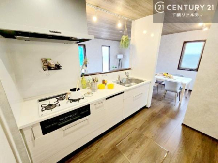 �L�b�`�� ��l�C�̑Ζʎ��V�X�e���L�b�`�����̗p���Ă��܂��I���Ƒ��̃R�~���j�P�[�V���������R�Ƒ�����݌v�ł��B
���q�l�ɂ��ڂ��͂��̂Ŋ������ł��ˁI�L�X�g���ĉ��K�ō�Ƃ��i�݂܂��B