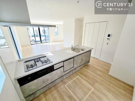 �L�b�`�� ��l�C�̑Ζʎ��V�X�e���L�b�`�����̗p���Ă��܂��I���Ƒ��̃R�~���j�P�[�V���������R�Ƒ�����݌v�ł��B
���q�l�ɂ��ڂ��͂��̂Ŋ������ł��ˁI�L�X�g���ĉ��K�ō�Ƃ��i�݂܂��B