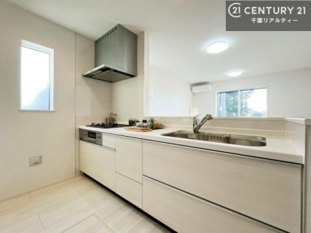 �L�b�`�� �y���n�E�X���[�J�[�{�H��z
��l�C�̑Ζʎ��V�X�e���L�b�`�����̗p���Ă��܂��I���Ƒ��̃R�~���j�P�[�V���������R�Ƒ�����݌v�ł��B
���q�l�ɂ��ڂ��͂��̂Ŋ������ł��ˁI�L�X�g���ĉ��K�ō�Ƃ��i�݂܂��B