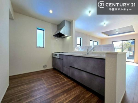 �L�b�`�� ��l�C�̑Ζʎ��V�X�e���L�b�`�����̗p���Ă��܂��I���Ƒ��̃R�~���j�P�[�V���������R�Ƒ�����݌v�ł��B
���q�l�ɂ��ڂ��͂��̂Ŋ������ł��ˁI�L�X�g���ĉ��K�ō�Ƃ��i�݂܂��B