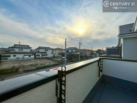 �Z�˂���̒��]�ʐ^ ���͂͒�w�Z��L���闎���������X���݁B�Â��ŉ��₩�ȏZ���̒��A�������Ƃ������Ԃ����߂������������܂��B