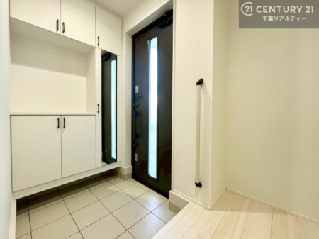 ���� �V���[�Y�{�b�N�X�t���Ȃ̂ŁA���ւ��Еt�����|�������₷���ł��I
�X�b�L���������ւŌ˂��J�����u�ԁA�������̂���S�n������Ԃ��o�}���Ă���܂��B