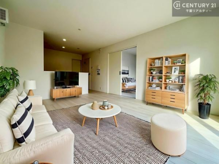 ���r���O �Ƌ��CG�p�[�X�ł��B�S�n�ǂ����r���O�͉Ƒ������R�ƏW�܂�܂��B�Ƒ��c�R�̎��Ԃ����������ł��B���Ƒ��ƁA����w�[���������Ԃ��߂��������ł��ˁB