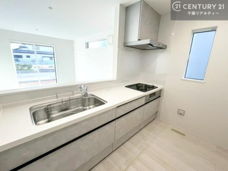 �L�b�`�� ��l�C�̑Ζʎ��V�X�e���L�b�`�����̗p���Ă��܂��I���Ƒ��̃R�~���j�P�[�V���������R�Ƒ�����݌v�ł��B
���q�l�ɂ��ڂ��͂��̂Ŋ������ł��ˁI�L�X�g���ĉ��K�ō�Ƃ��i�݂܂��B