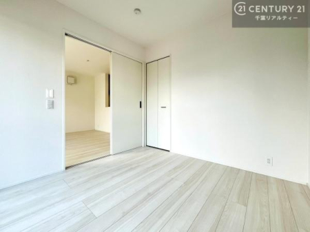 �m�� ���r���O�ɗאڂ����m���́A�J�������LDK�ƂȂ���J���I�ȋ�ԂɁB
���q�l�̗V�я�⃏�[�N�X�y�[�X�A�q�ԂȂǑ��ړI�Ɋ��p�ł���֗��Ȃ������ł��B