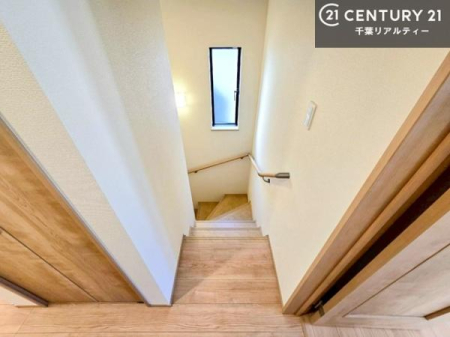 ���̑����� �肷��t���̊K�i���̗p���A��艺��̍ۂ����S���̂���݌v�B
�����݂����Ă��邽�߁A�����͎��R�����������݁A���邭�J���I�ȋ�Ԃł��B