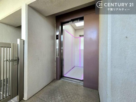 ���̑����p�� �G���x�[�^�[�����̃}���V�����ŁA�d���ו���x�r�[�J�[�̈ړ������K�B�����̐��������X���[�Y�ɂȂ�܂��B