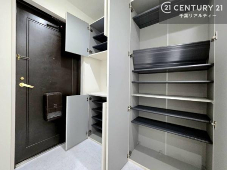 ���� �V���[�Y�{�b�N�X�t���Ȃ̂ŁA���ւ��Еt�����|�������₷���ł��I
�X�b�L���������ւŌ˂��J�����u�ԁA�������̂���S�n������Ԃ��o�}���Ă���܂��B
