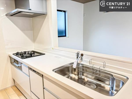 �L�b�`�� ��l�C�̑Ζʎ��V�X�e���L�b�`�����̗p���Ă��܂��I���Ƒ��̃R�~���j�P�[�V���������R�Ƒ�����݌v�ł��B
���q�l�ɂ��ڂ��͂��̂Ŋ������ł��ˁI�L�X�g���ĉ��K�ō�Ƃ��i�݂܂��B