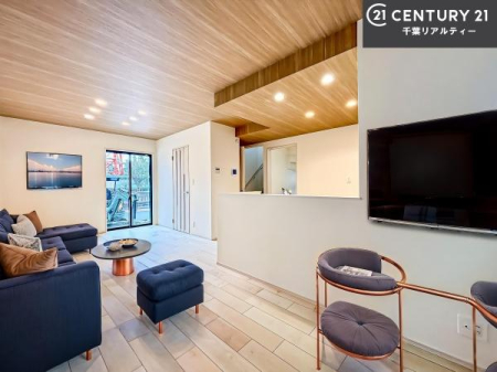 ���r���O �Ƌ��CG�p�[�X�ł��B��؂ȉƑ����W�܂邩�炱��LDK�ɂ͂�����肽���B
�q�����������C�ɏ΂��Ȃ��瑖�����Ă���p�����������u�L���Ƃɂ��ėǂ������v�Ǝv���u�Ԃł��B