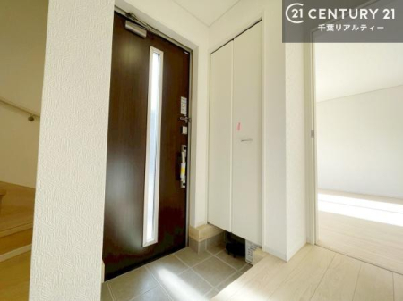 ���� ���ւ̃V���[�Y�{�b�N�X�́A���[�͗ǍD�ŌC���������萮���ł��邾���łȂ��A�㕔������I�Ƃ��Ċ��p�\�B���C�ɓ���̏�����O���[����u���΁A���q���}���邨�����ȋ�ԂɎd�オ��܂��I