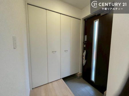 ���� ���ւ̃V���[�Y�{�b�N�X�́A���[�͗ǍD�ŌC���������萮���ł��邾���łȂ��A�㕔������I�Ƃ��Ċ��p�\�B���C�ɓ���̏�����O���[����u���΁A���q���}���邨�����ȋ�ԂɎd�オ��܂��I