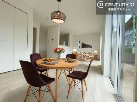 ���r���O �Ƌ��CG�p�[�X�ł��B�J�����̂���L�XLDK�I�\�t�@�[��_�C�j���O�e�[�u����u���Ă������ɂȂ�Ȃ��̂ŉ��K�ɉ߂����܂��I�R�~���j�P�[�V���������₷�����r���O�ł��I